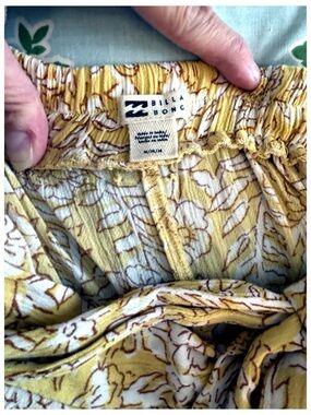 Billabong Yellow and Cream Floral Elastic Waist Palazzo Pants. Size Medium